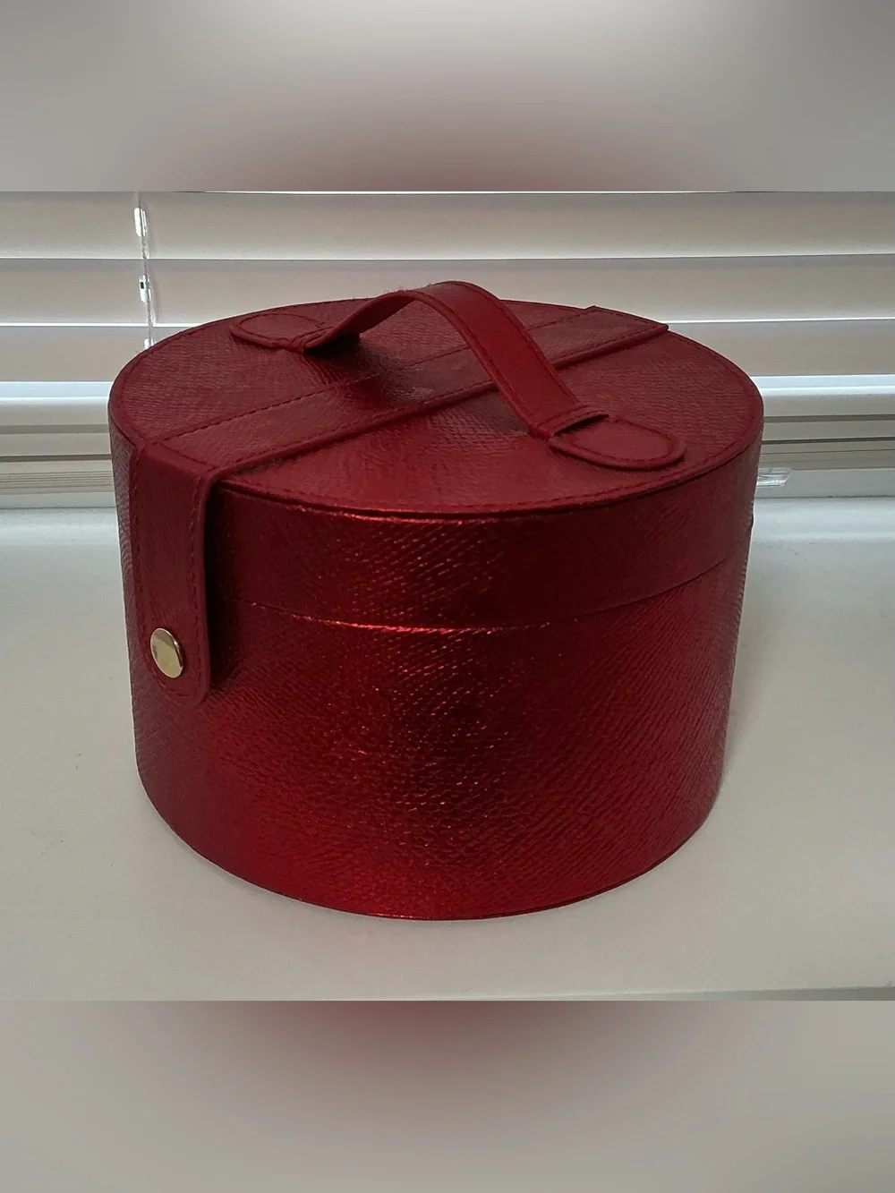 Elizabeth Arden Red Textured Round Makeup Case with Handle